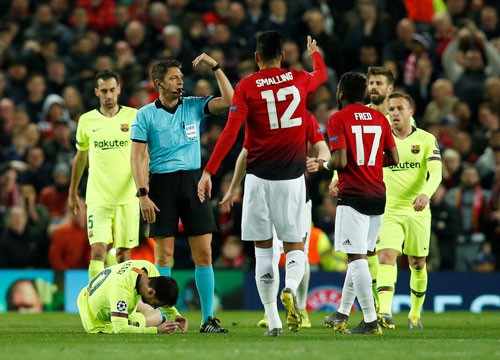 Thua Barca tr&ecirc;n s&acirc;n nh&agrave;, M.U mơ t&aacute;i lập cuộc ngược d&ograve;ng - Ảnh 1.
