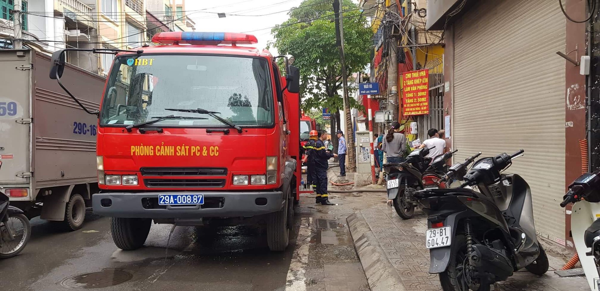 Giải cứu 9 người trong đ&aacute;m ch&aacute;y lớn b&ugrave;ng ph&aacute;t nhanh ở H&agrave; Nội - Ảnh 2.