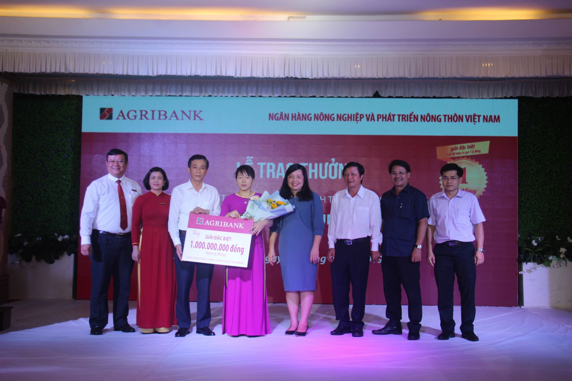 Agribank trao giải đặc biệt 1 tỉ đồng cho khách hàng trúng thưởng - Ảnh 1.
