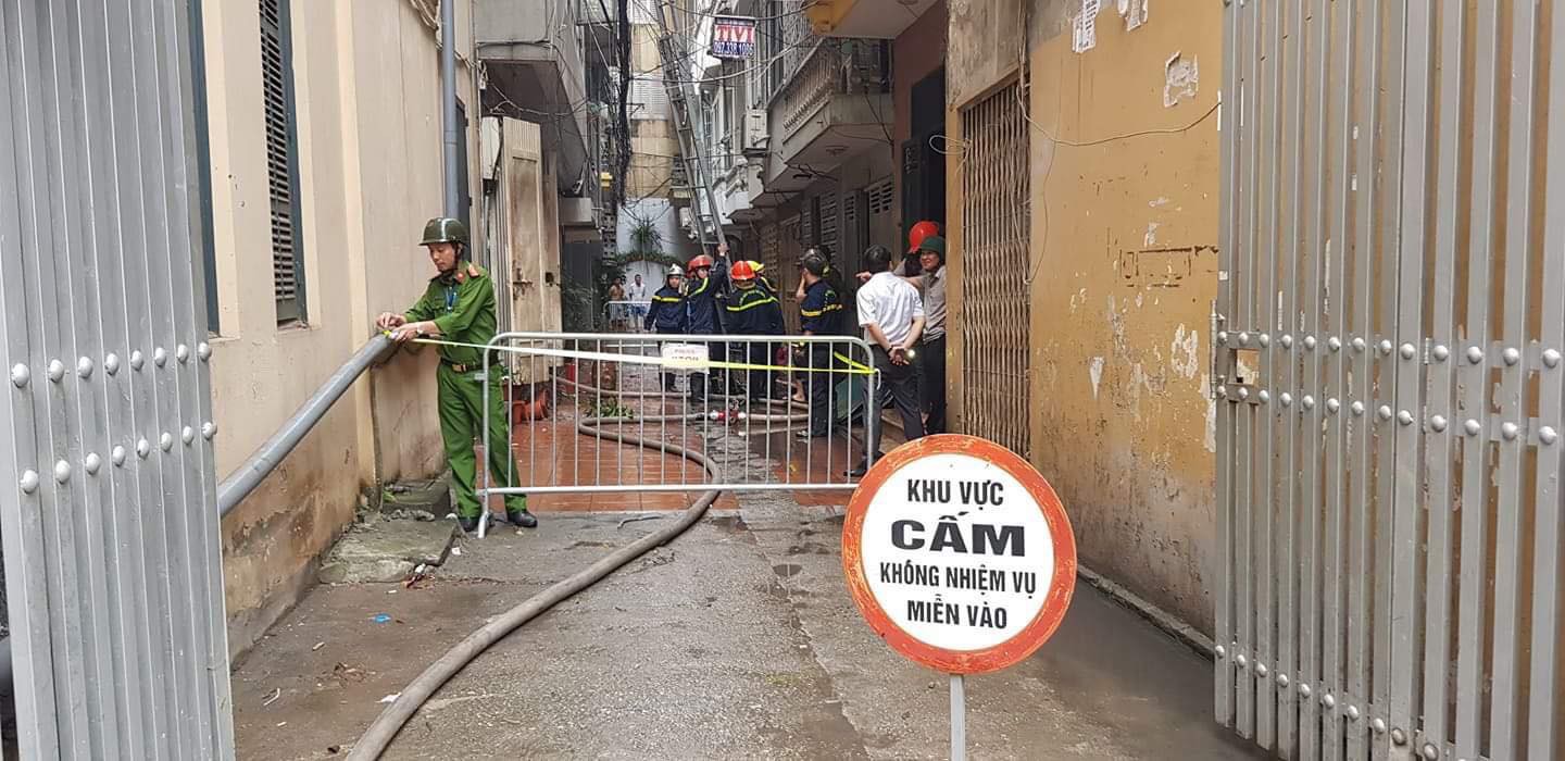 Giải cứu 9 người trong đ&aacute;m ch&aacute;y lớn b&ugrave;ng ph&aacute;t nhanh ở H&agrave; Nội - Ảnh 3.