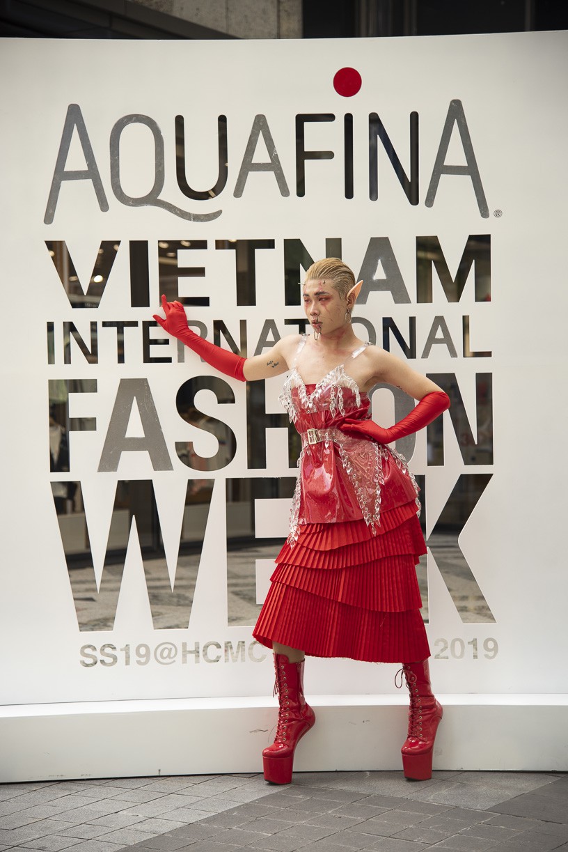 Fashionista và xu hướng ăn mặc dị thường, lệch lạc - Ảnh 7.