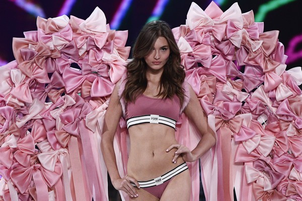 Bỏng mắt với "thiên thần nội y" mới của hãng Victoria’s Secret