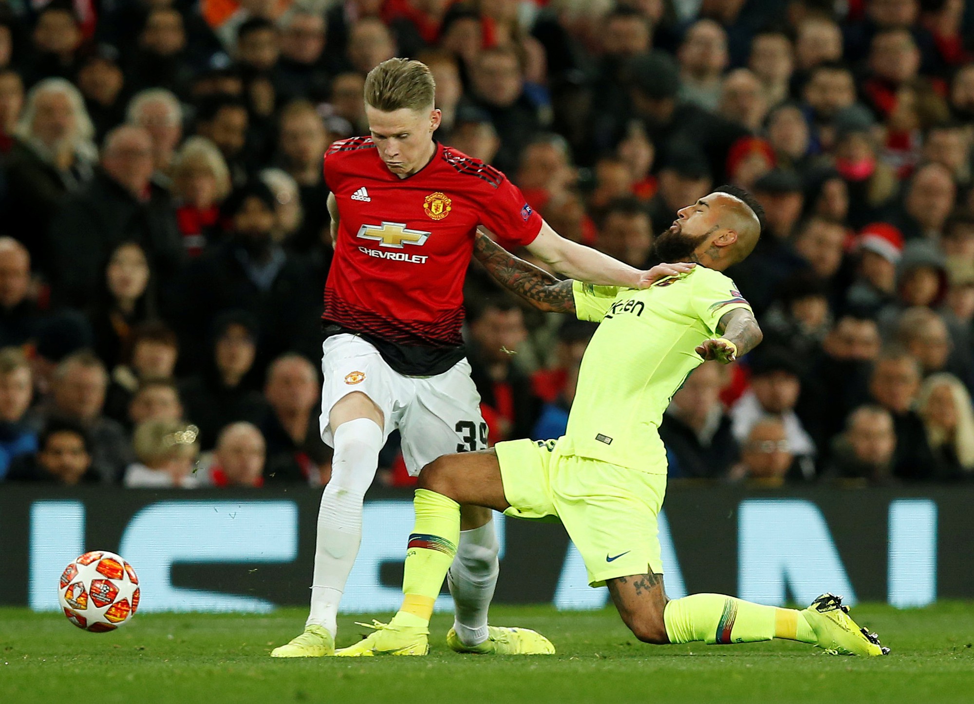 Man United gục ngã sân nhà, Juventus rơi chiến thắng ở Amsterdam