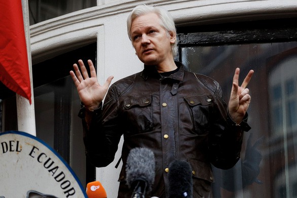 Nhà sáng lập Wikileaks la hét khi bị khiêng ra khỏi Đại sứ quán Ecuador