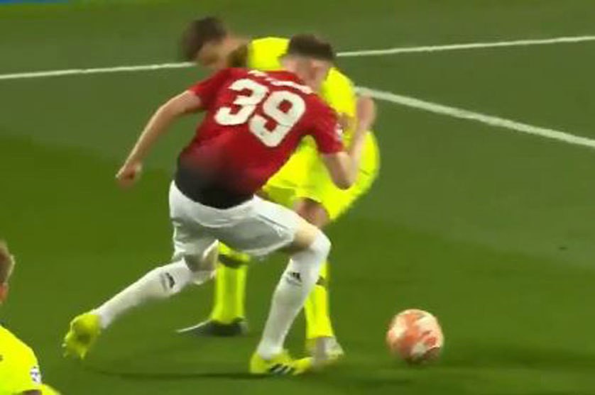 Trọng tài Rocchi có thiên vị Barcelona, “triệt” Man United? - Ảnh 4.