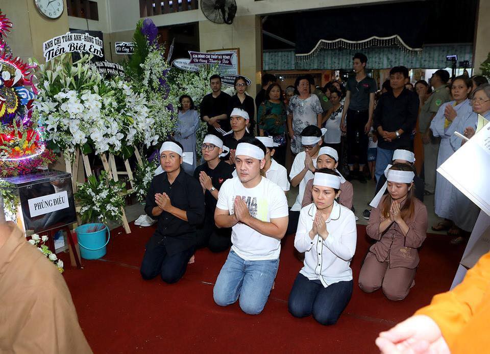 Nghệ sĩ Anh Vũ về qu&ecirc; nh&agrave; trong t&igrave;nh thương qu&aacute; lớn của c&ocirc;ng ch&uacute;ng - Ảnh 5.