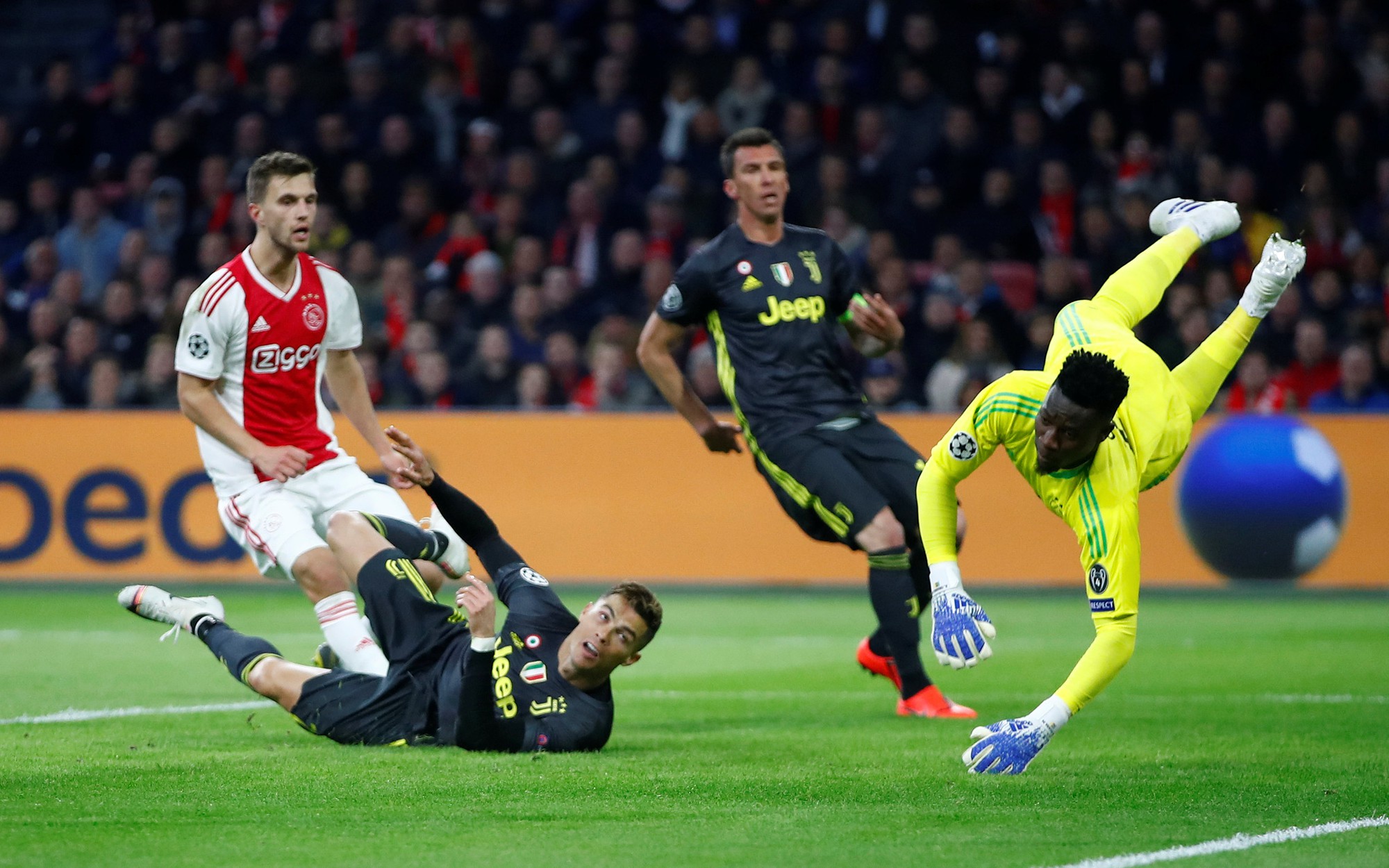 Man United gục ngã sân nhà, Juventus rơi chiến thắng ở Amsterdam - Ảnh 10.
