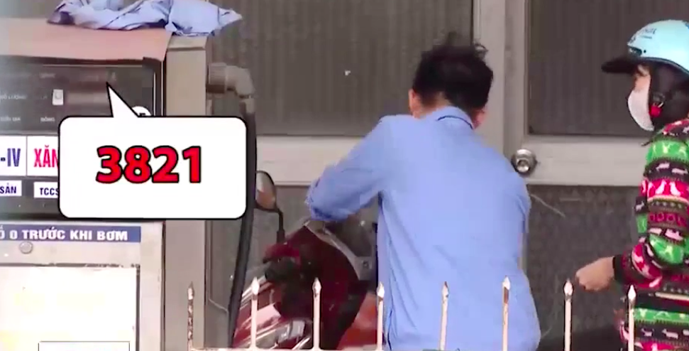 Khách mua 50.000 đồng tiền xăng, nhân viên bơm gian lận, "móc túi" 12.000 đồng
