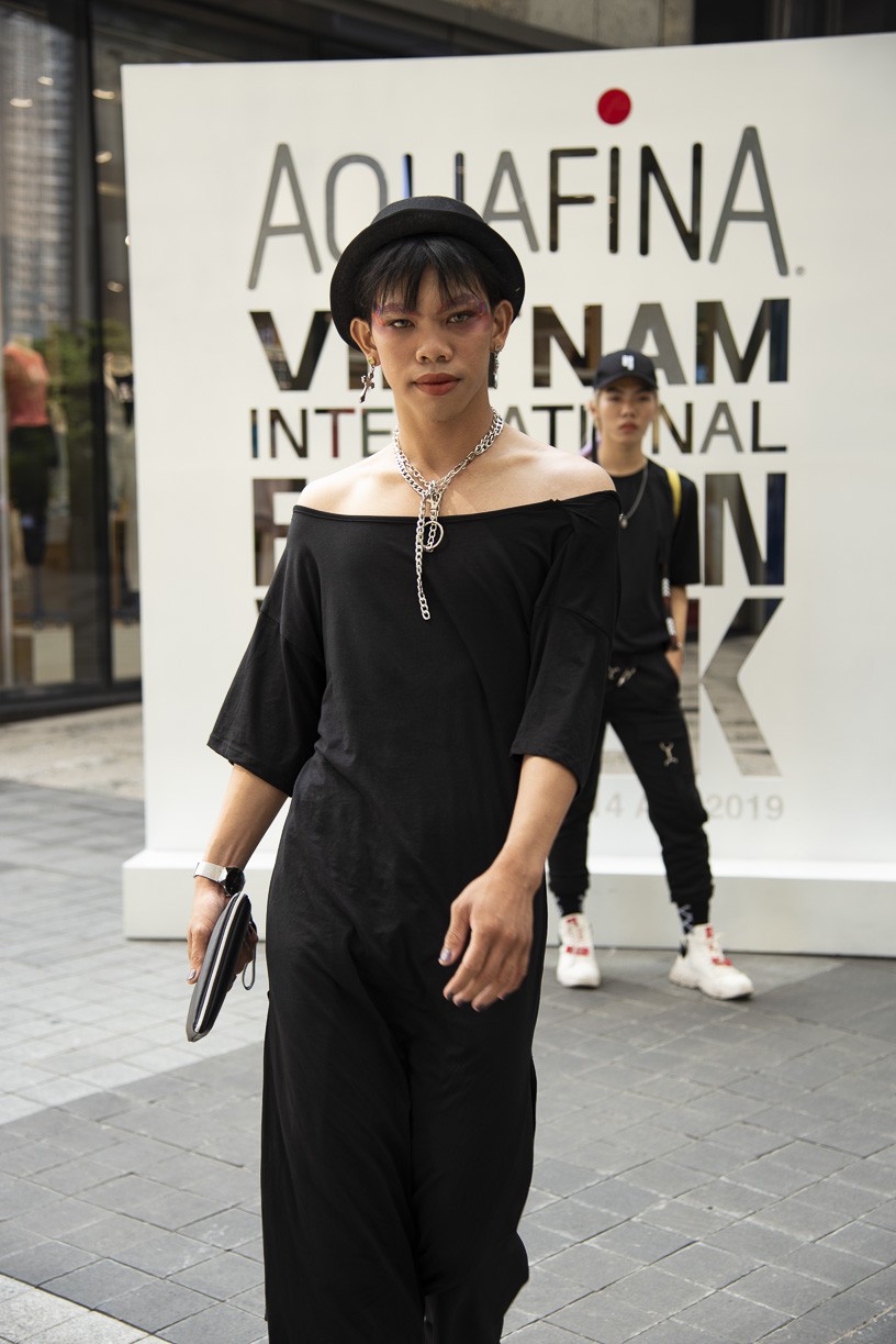 Fashionista và xu hướng ăn mặc dị thường, lệch lạc - Ảnh 2.