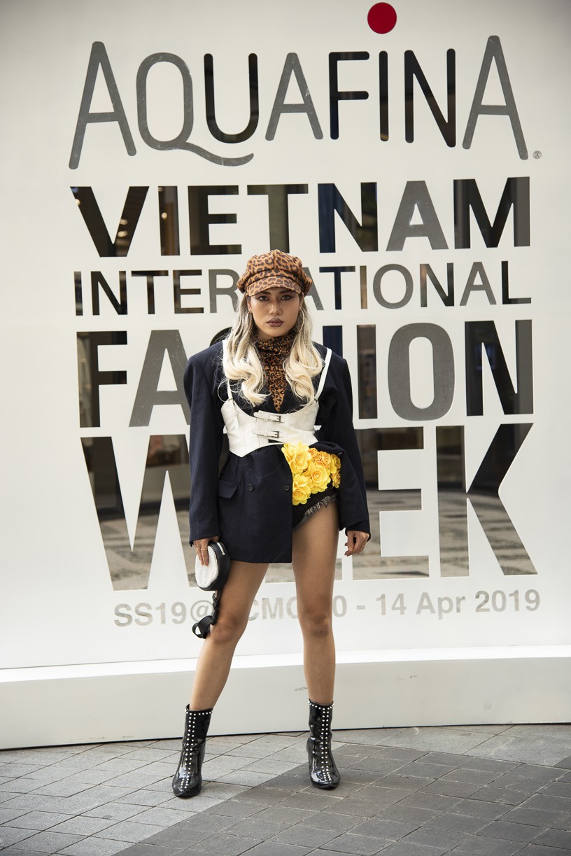 Fashionista và xu hướng ăn mặc dị thường, lệch lạc - Ảnh 6.
