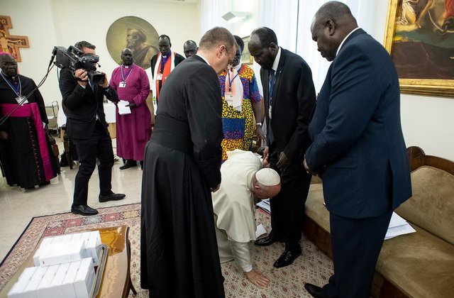 Gi&aacute;o ho&agrave;ng Francis quỳ gối h&ocirc;n ch&acirc;n c&aacute;c l&atilde;nh đạo Nam Sudan - Ảnh 1.