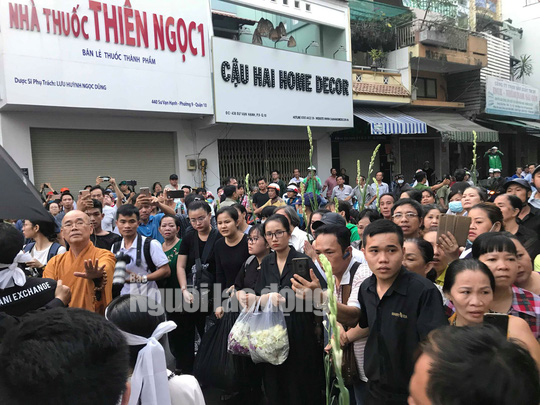 Tiễn đưa nghệ sĩ Anh Vũ về nơi an nghỉ cuối cùng - Ảnh 10.