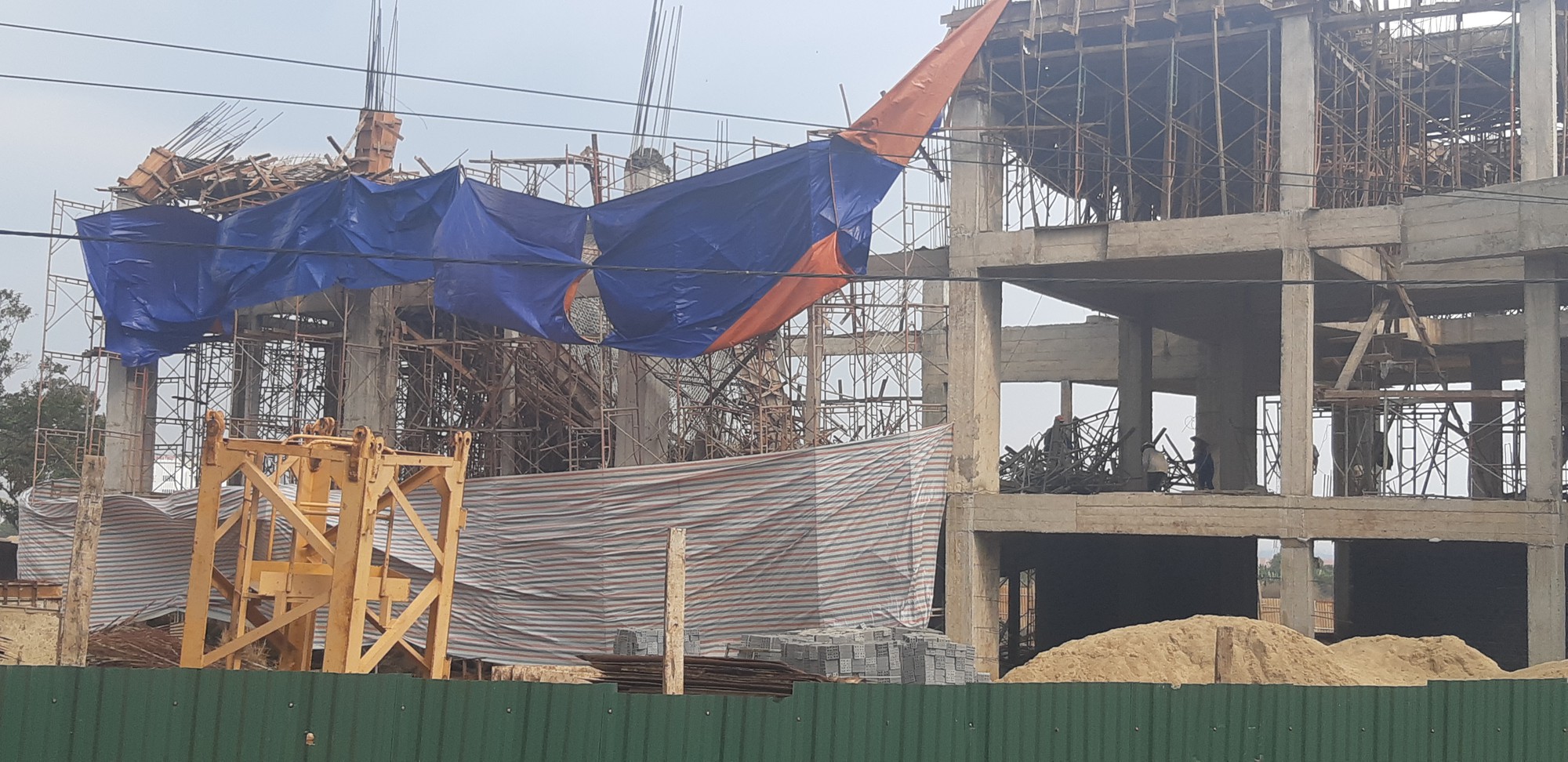 Sập c&ocirc;ng tr&igrave;nh Trung t&acirc;m Dịch vụ việc l&agrave;m tỉnh Đắk Lắk: 8 người bị thương - Ảnh 3.