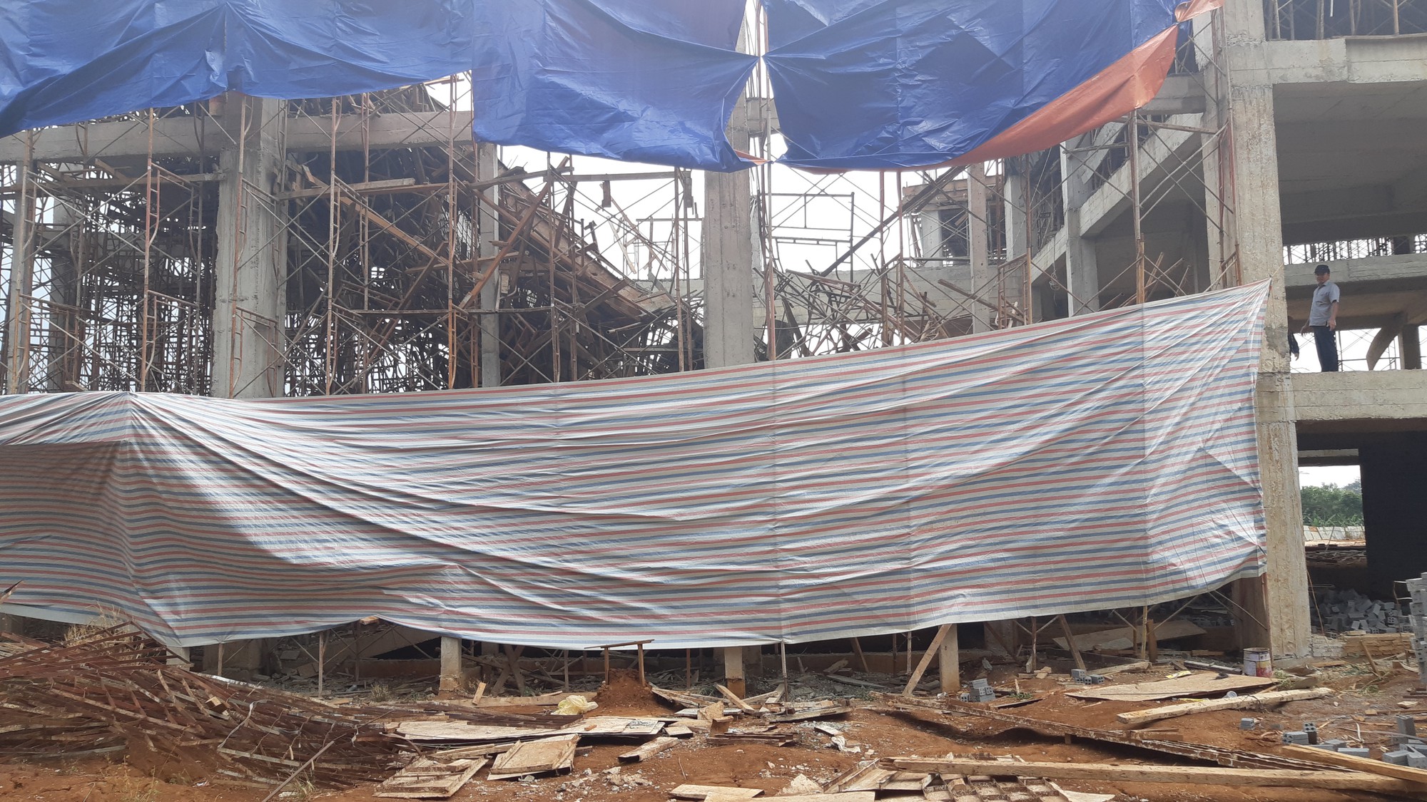 Sập c&ocirc;ng tr&igrave;nh Trung t&acirc;m Dịch vụ việc l&agrave;m tỉnh Đắk Lắk: 8 người bị thương - Ảnh 1.