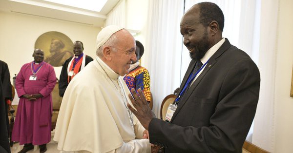 Gi&aacute;o ho&agrave;ng Francis quỳ gối h&ocirc;n ch&acirc;n c&aacute;c l&atilde;nh đạo Nam Sudan - Ảnh 3.