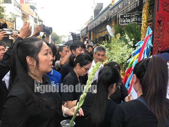 Tiễn đưa nghệ sĩ Anh Vũ về nơi an nghỉ cuối cùng - Ảnh 9.