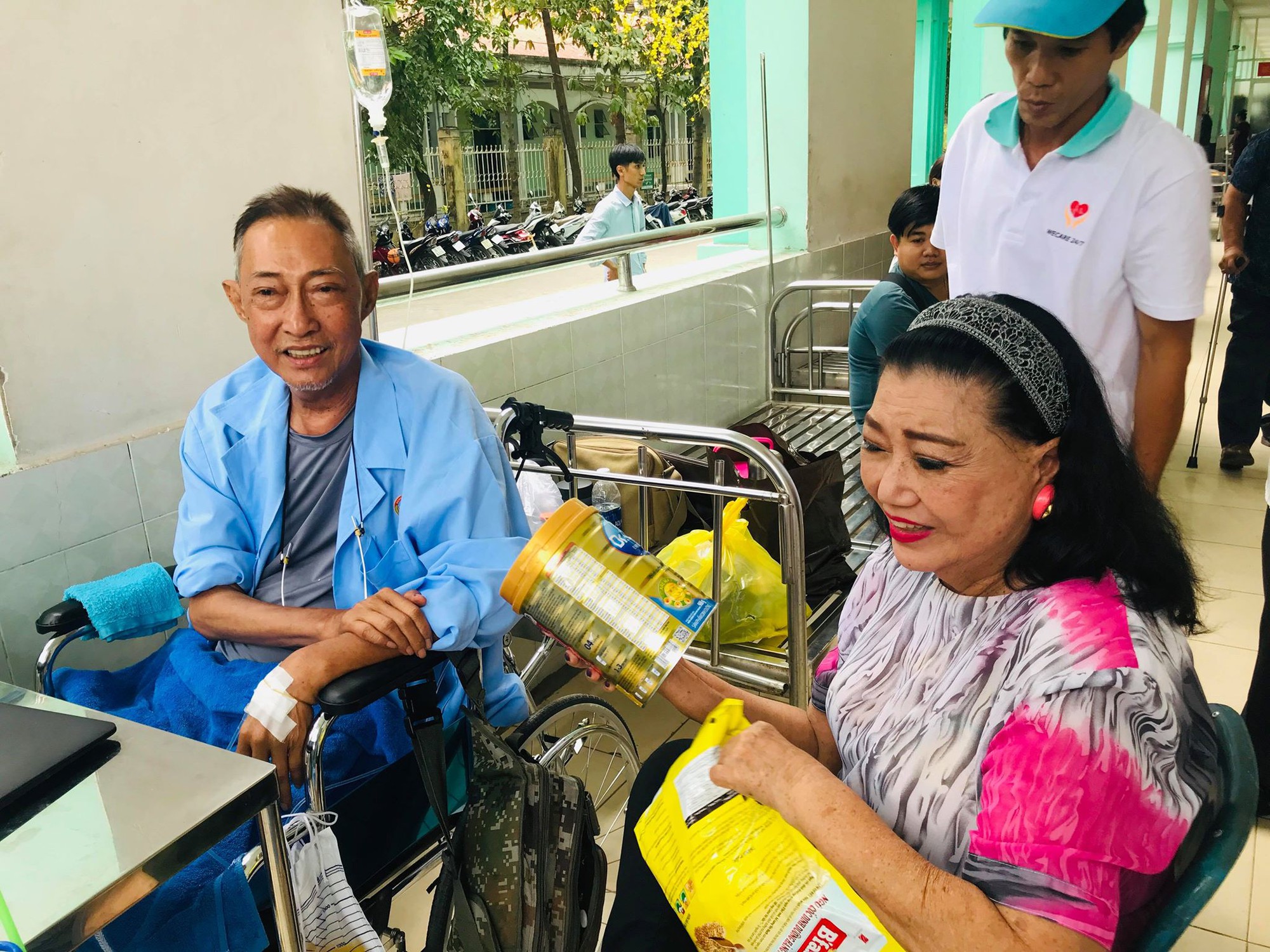 Kỳ nữ Kim Cương động viên nghệ sĩ Lê Bình điều trị ung thư theo liệu pháp mới