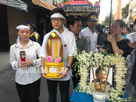 Tiễn đưa nghệ sĩ Anh Vũ về nơi an nghỉ cuối cùng - Ảnh 4.