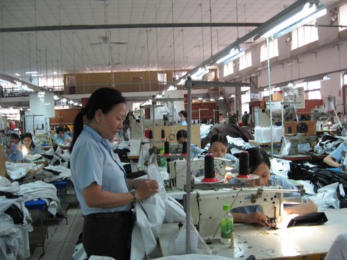 Công nhân may giật gấu vá vai