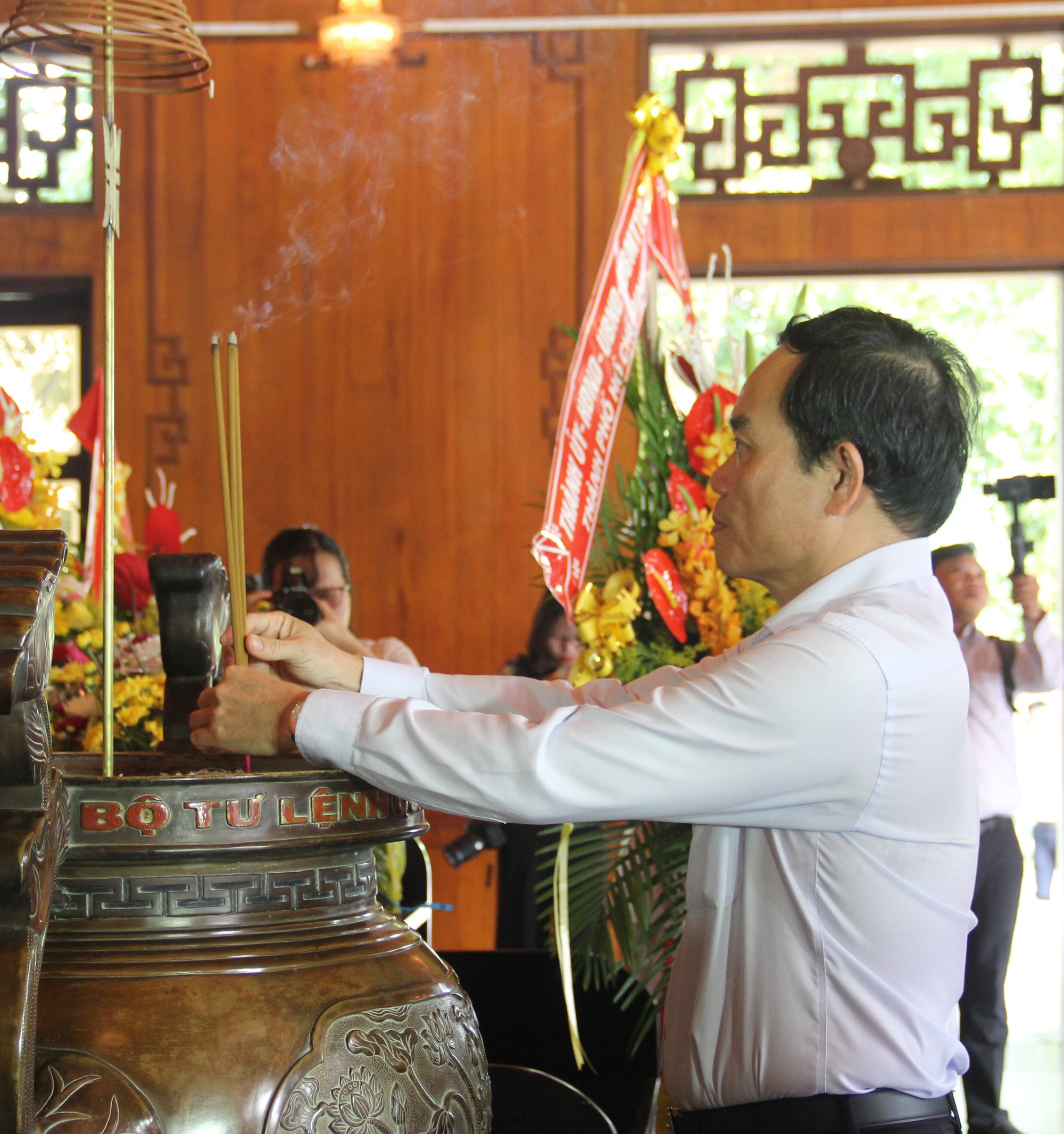 anh ông quang phó bí thư thắp hương (1)