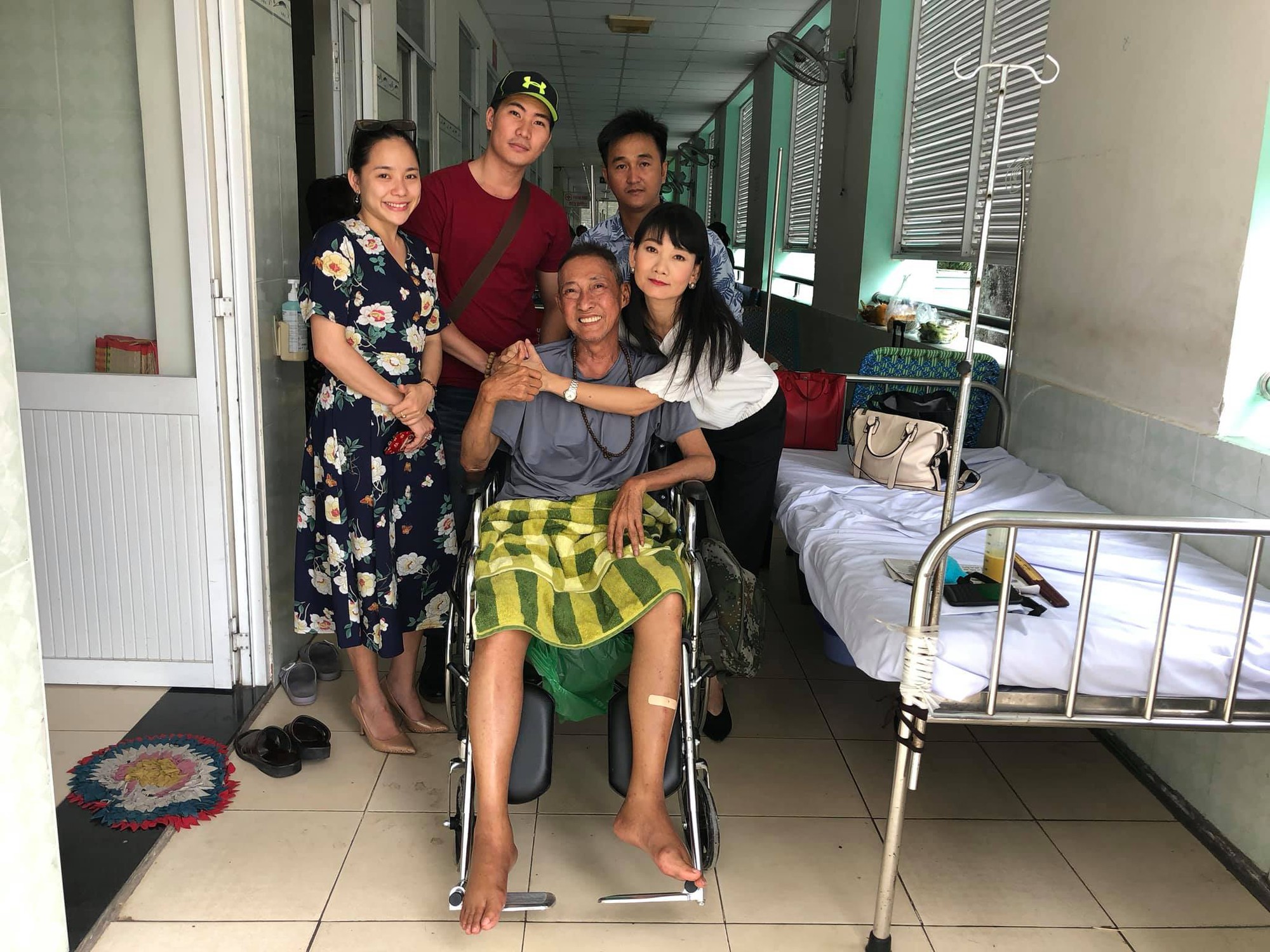 Kỳ nữ Kim Cương động vi&ecirc;n nghệ sĩ L&ecirc; B&igrave;nh điều trị ung thư theo liệu ph&aacute;p mới - Ảnh 3.