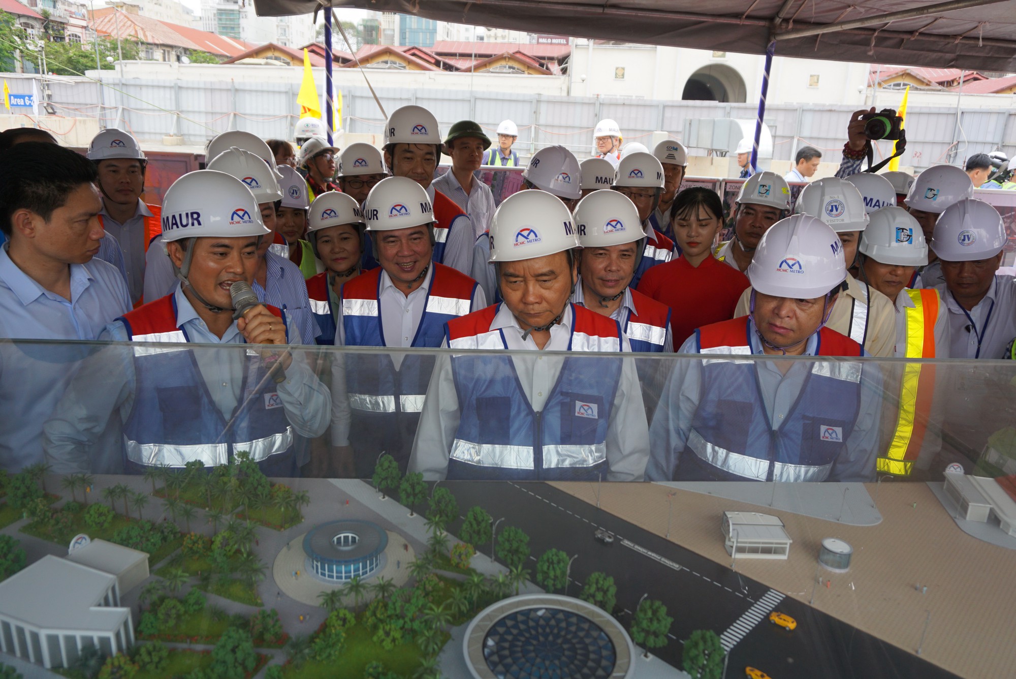 Thủ tướng Nguyễn Xu&acirc;n Ph&uacute;c chỉ đạo đảm bảo nguồn lực cho tuyến metro số 1 - Ảnh 1.