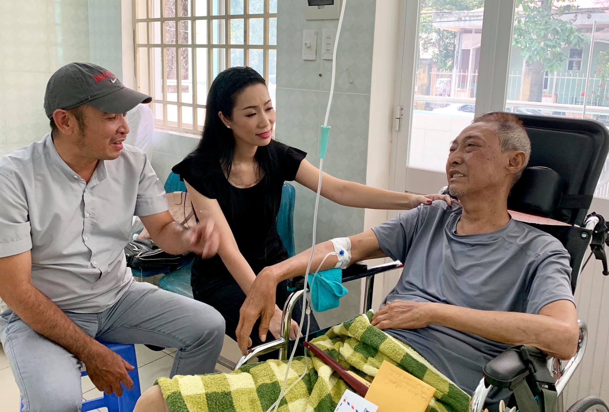 Kỳ nữ Kim Cương động vi&ecirc;n nghệ sĩ L&ecirc; B&igrave;nh điều trị ung thư theo liệu ph&aacute;p mới - Ảnh 5.