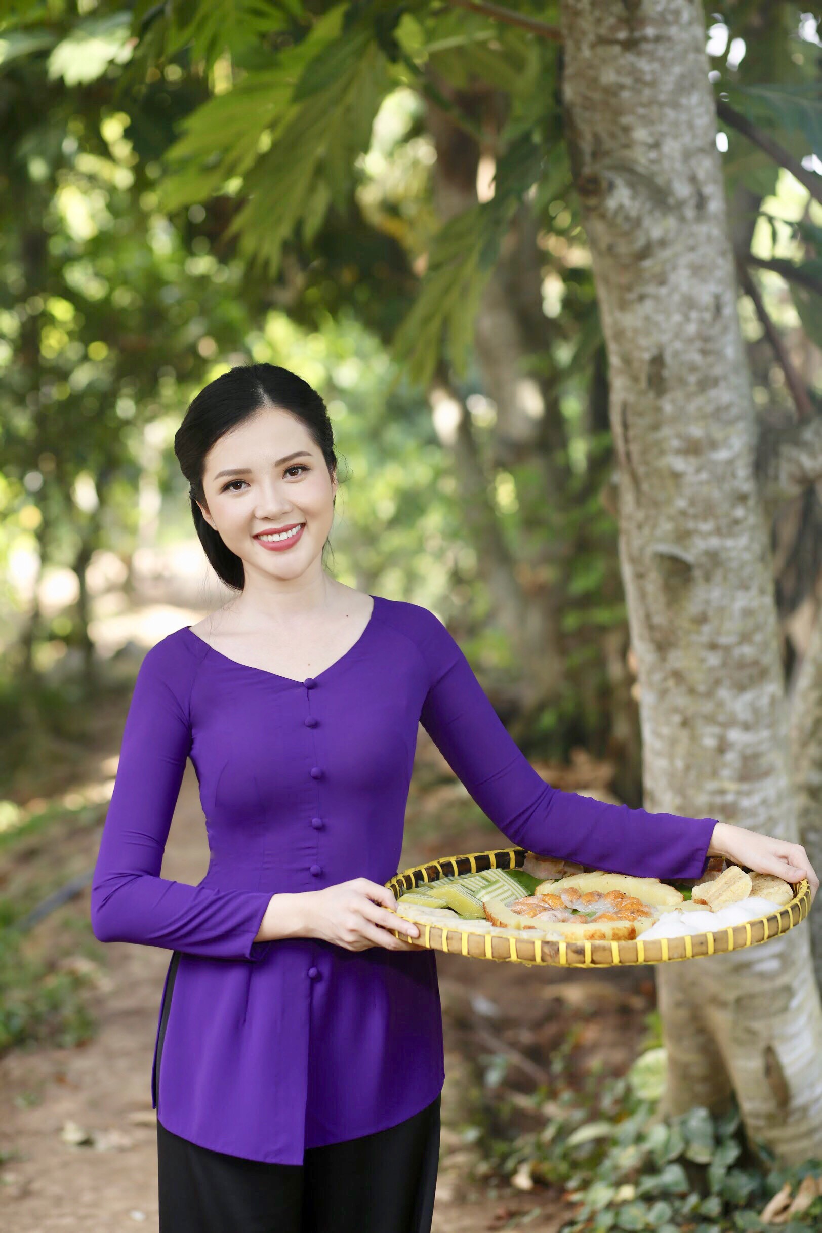 Hoa kh&ocirc;i Huỳnh Th&uacute;y Vi l&agrave;m đại sứ lễ hội b&aacute;nh d&acirc;n gian Nam Bộ - Ảnh 1.