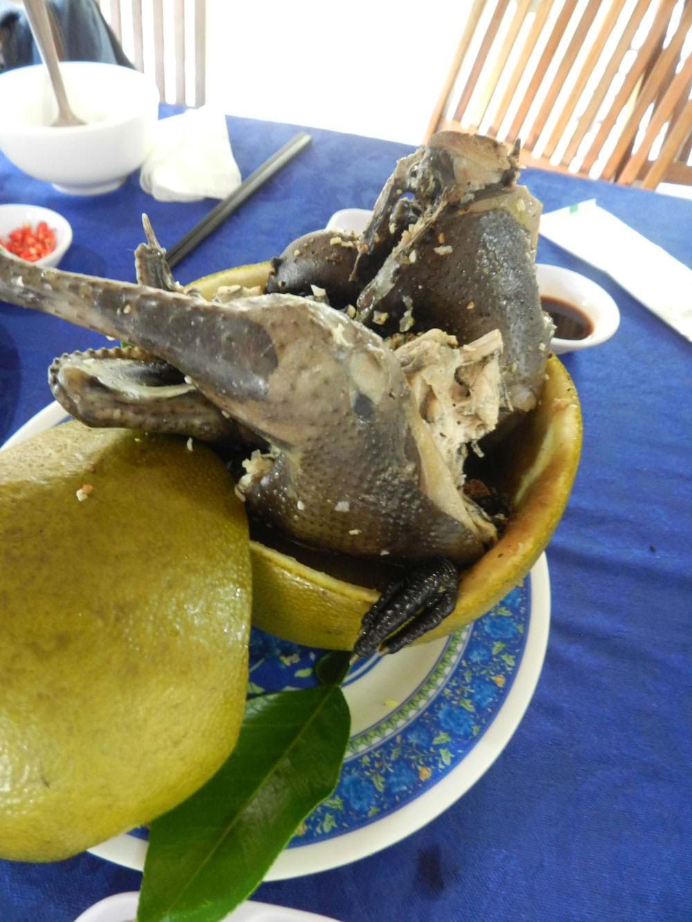 Duy&ecirc;n qu&ecirc; tr&ecirc;n một mẹt g&agrave; - Ảnh 2.