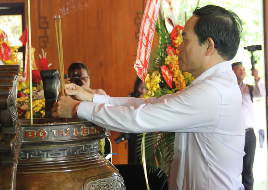 Lãnh đạo TP HCM dâng hoa, dâng hương tại Khu di tích Kim Liên