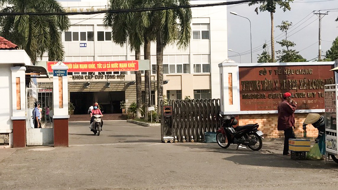 Quan hệ t&igrave;nh cảm qu&aacute; mức cho ph&eacute;p với nữ điều dưỡng, ph&oacute; khoa chỉ bị cảnh c&aacute;o - Ảnh 1.