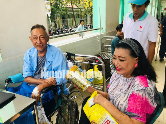 Kỳ nữ Kim Cương động vi&ecirc;n nghệ sĩ L&ecirc; B&igrave;nh điều trị ung thư theo liệu ph&aacute;p mới - Ảnh 1.
