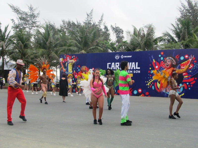 M&atilde;n nh&atilde;n lễ hội Carnival đường phố lần đầu ti&ecirc;n xuất hiện tại Sầm Sơn - Ảnh 4.