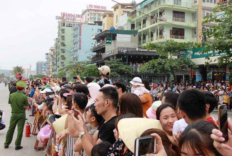M&atilde;n nh&atilde;n lễ hội Carnival đường phố lần đầu ti&ecirc;n xuất hiện tại Sầm Sơn - Ảnh 15.