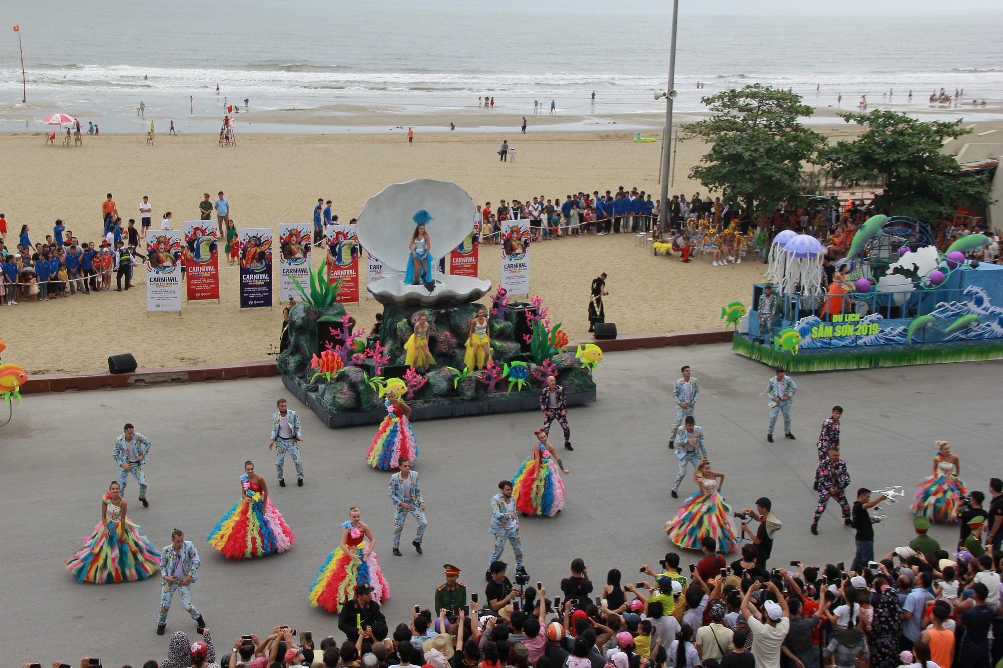 M&atilde;n nh&atilde;n lễ hội Carnival đường phố lần đầu ti&ecirc;n xuất hiện tại Sầm Sơn - Ảnh 11.