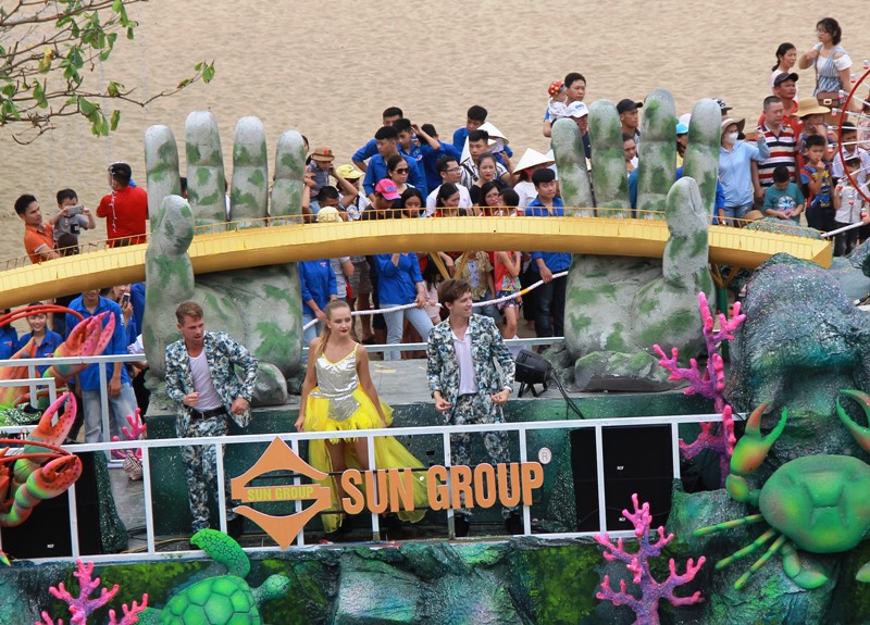 M&atilde;n nh&atilde;n lễ hội Carnival đường phố lần đầu ti&ecirc;n xuất hiện tại Sầm Sơn - Ảnh 13.