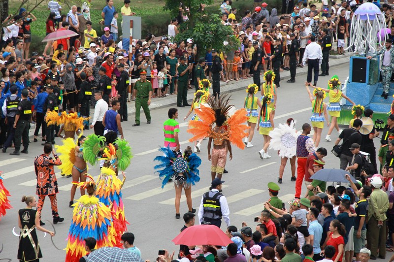 M&atilde;n nh&atilde;n lễ hội Carnival đường phố lần đầu ti&ecirc;n xuất hiện tại Sầm Sơn - Ảnh 1.
