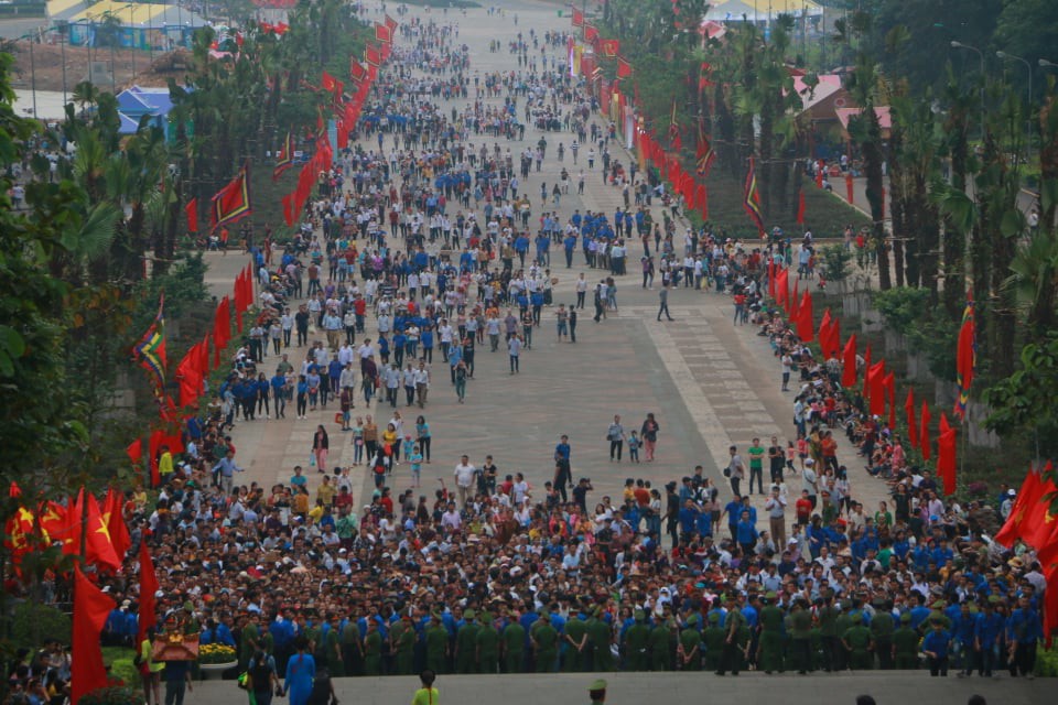 Chủ tịch Quốc hội Nguyễn Thị Kim Ngân dâng hương các Vua Hùng - Ảnh 12.