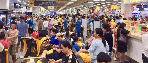 Siêu thị đông khách bất ngờ trong ngày Giỗ Tổ