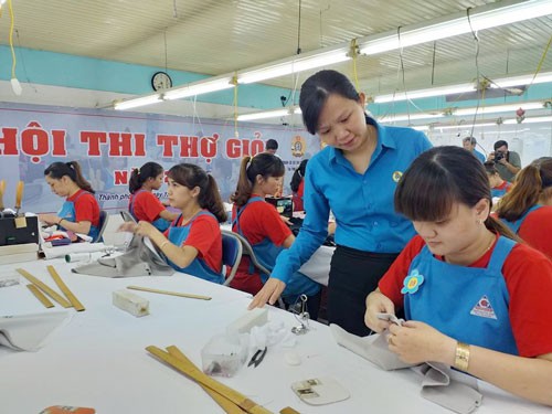 Sôi nổi thợ giỏi ngành may