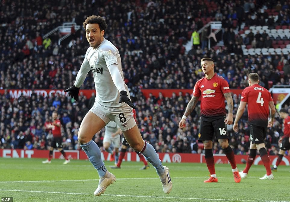 Phil Jones đổ máu, Pogba thăng hoa với cú đúp phạt đền - Ảnh 5.