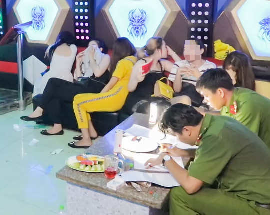 Vĩnh Long: 9 nữ, 11 nam phê ma túy trong quán karaoke Happy Garden