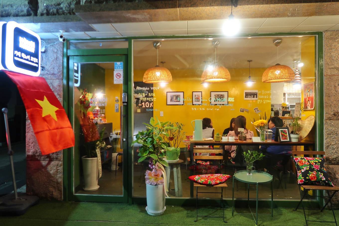 Qu&aacute;n c&agrave; ph&ecirc;, b&aacute;nh m&igrave; H&agrave; Nội giữa l&ograve;ng Seoul - Ảnh 1.