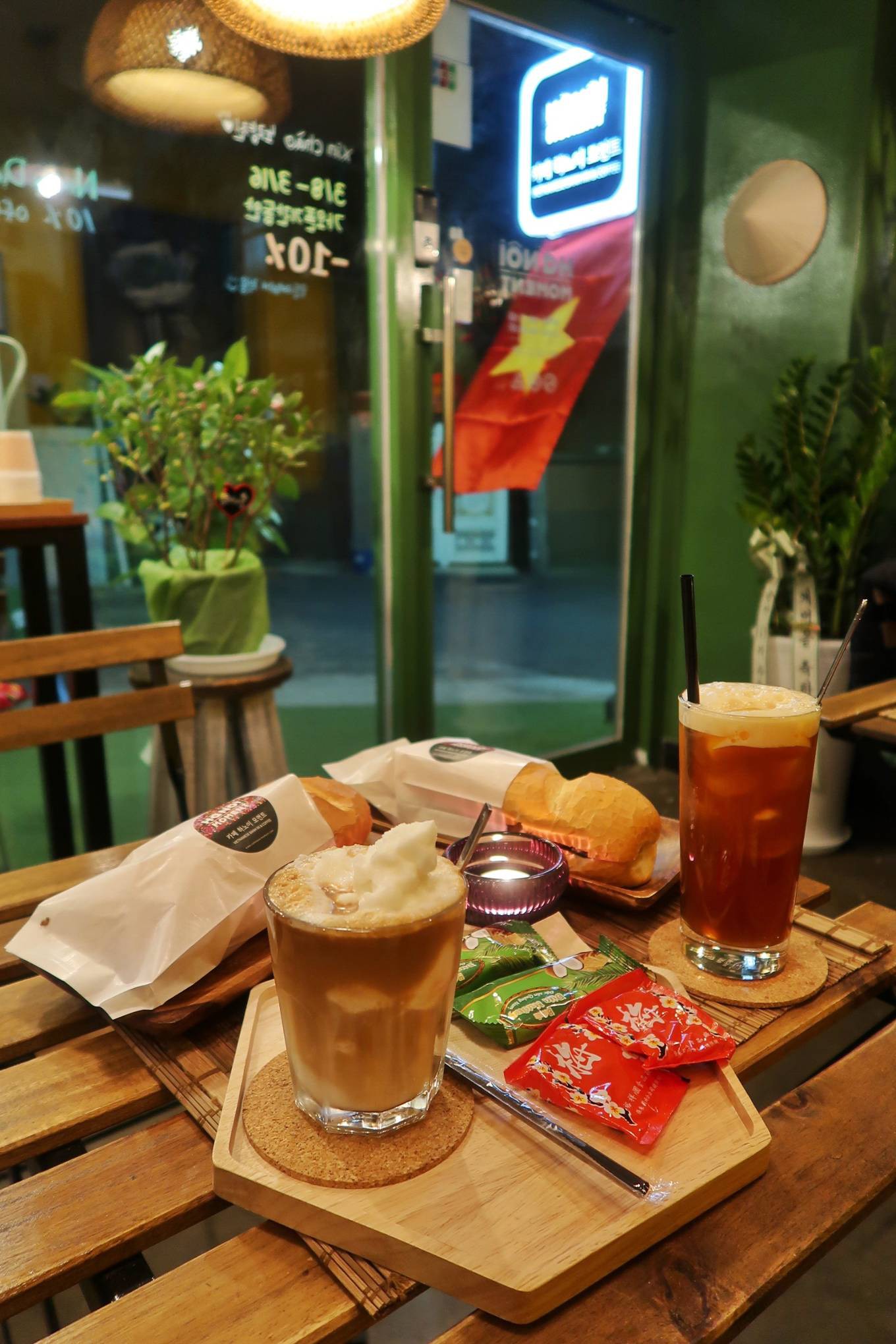 Qu&aacute;n c&agrave; ph&ecirc;, b&aacute;nh m&igrave; H&agrave; Nội giữa l&ograve;ng Seoul - Ảnh 4.