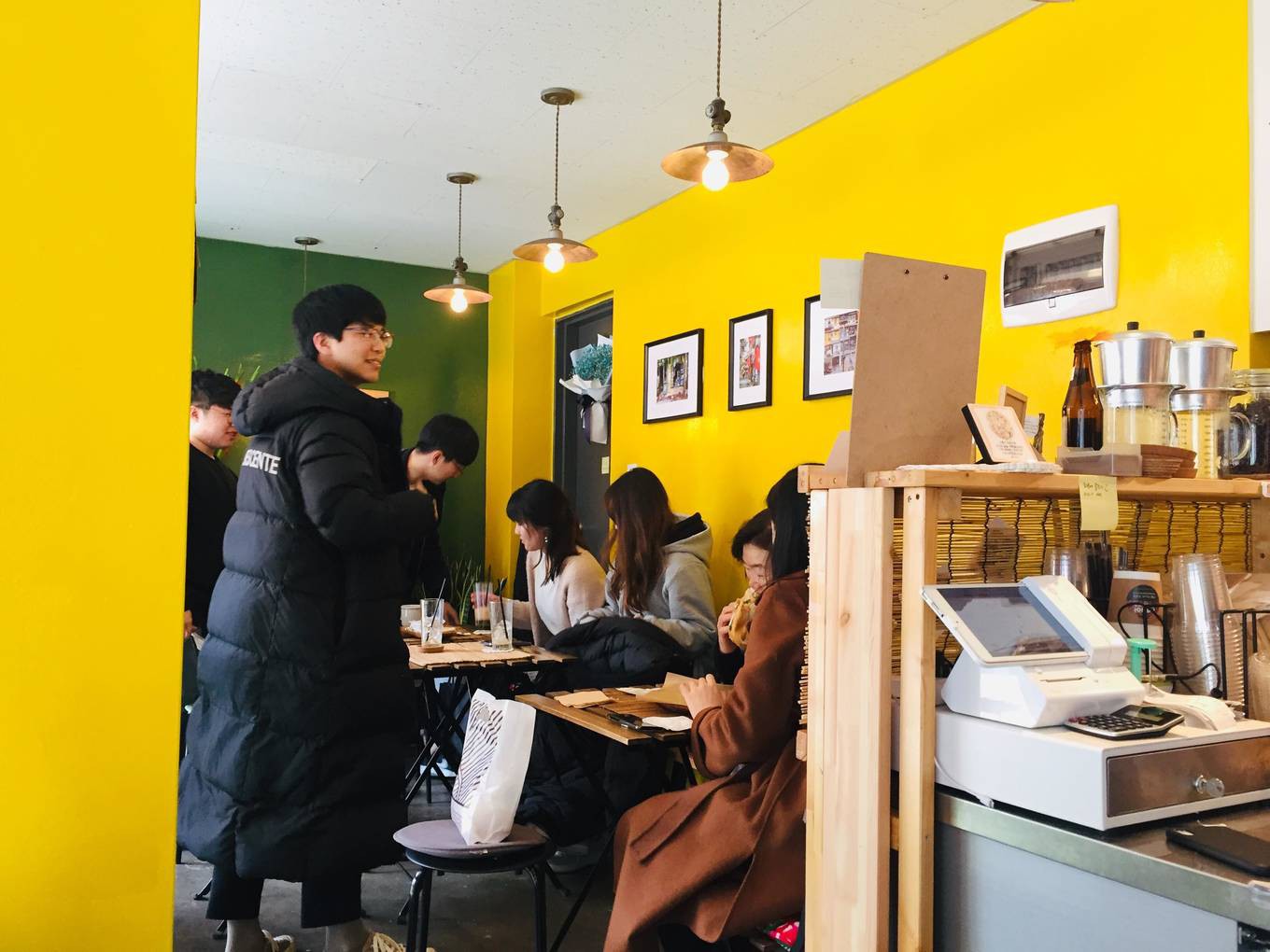 Qu&aacute;n c&agrave; ph&ecirc;, b&aacute;nh m&igrave; H&agrave; Nội giữa l&ograve;ng Seoul - Ảnh 8.