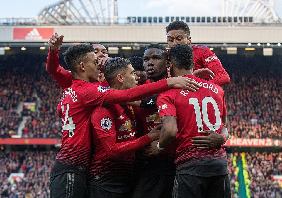 Phil Jones đổ máu, Pogba thăng hoa với cú đúp phạt đền - Ảnh 4.