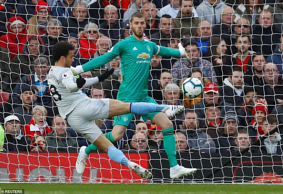 Phil Jones đổ máu, Pogba thăng hoa với cú đúp phạt đền - Ảnh 2.