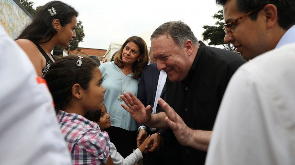 Ông Pompeo tới sát nơi lực lượng Venezuela đồn trú, thăm dân di cư