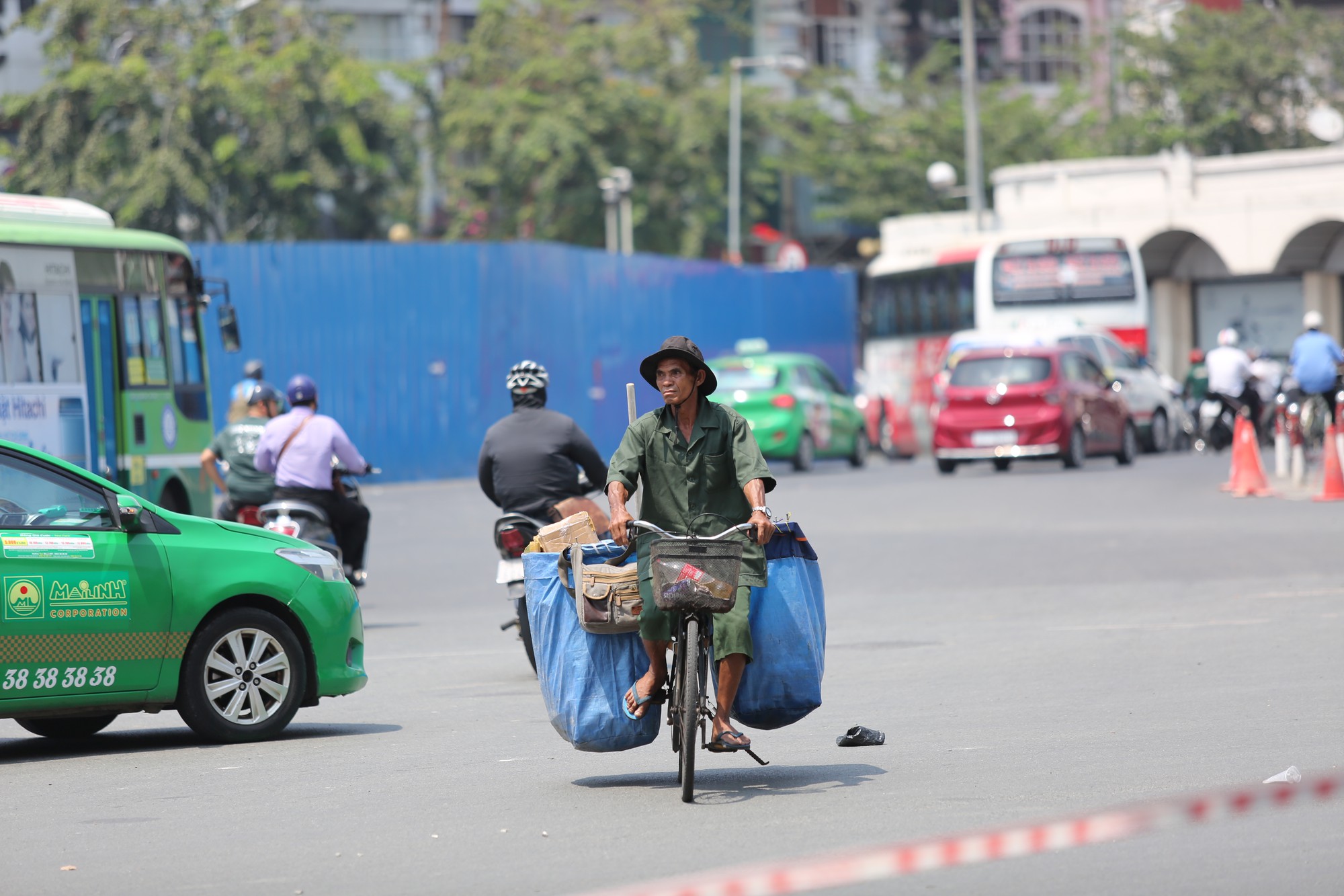 Nắng n&oacute;ng ngộp thở, nhiệt độ ngo&agrave;i trời ở TP HCM c&oacute; thể tr&ecirc;n 40 độ C - Ảnh 3.