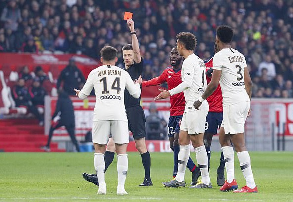 Hàng thủ gieo rắc kinh hoàng, PSG thua đậm sau 19 năm